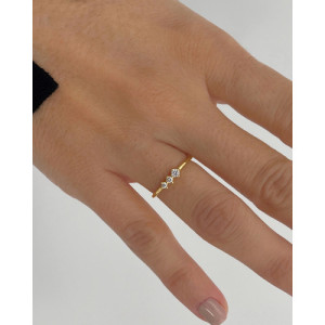 ANILLO FINO CON TRES CIRCONITAS BLANCAS UNIDAS EN HORIZONTAL